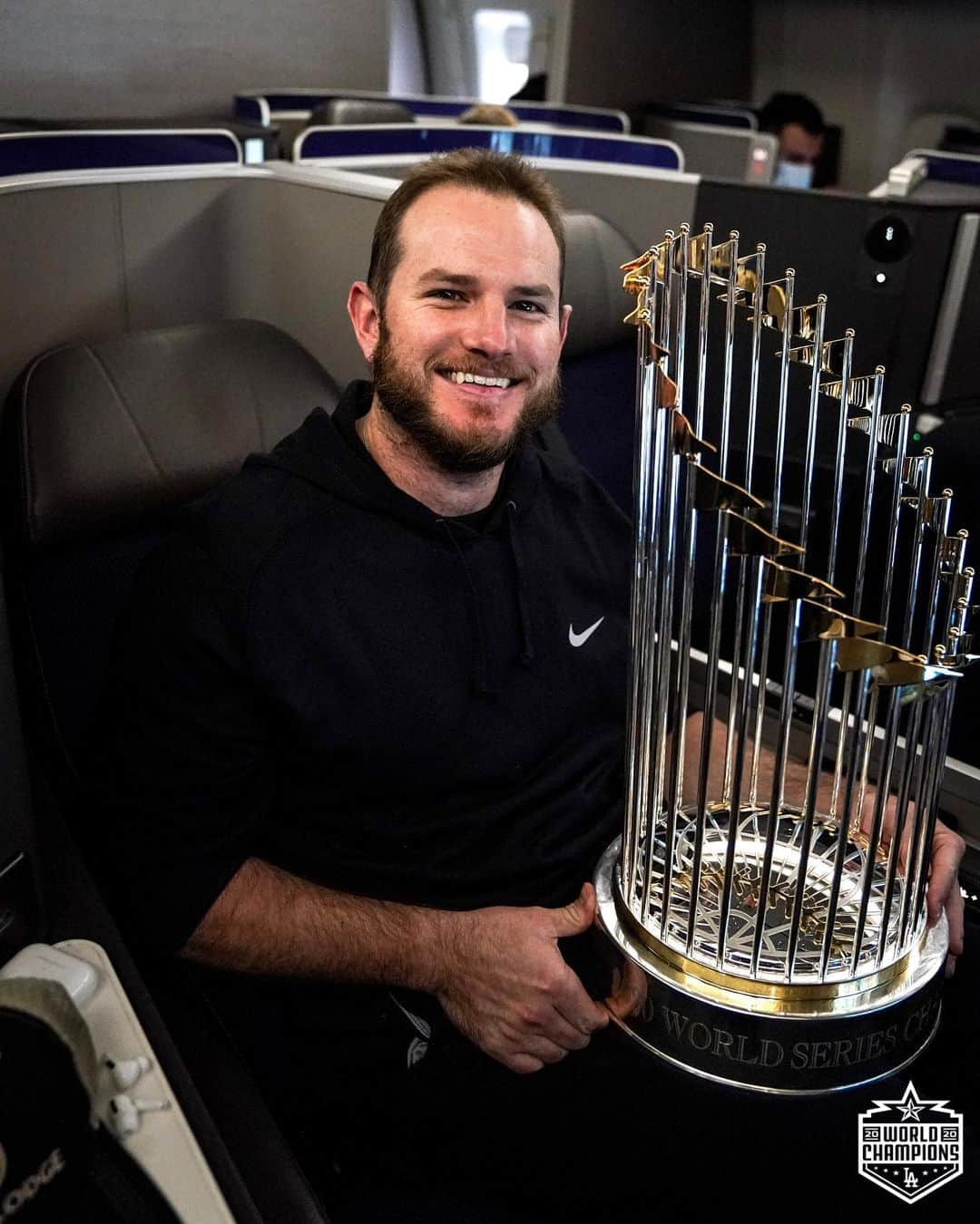 Los Angeles Dodgersさんのインスタグラム写真 - (Los Angeles DodgersInstagram)「Special delivery. #TBT to the flight back to LA.」1月29日 4時58分 - dodgers