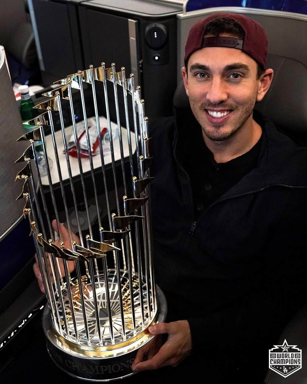 Los Angeles Dodgersさんのインスタグラム写真 - (Los Angeles DodgersInstagram)「Special delivery. #TBT to the flight back to LA.」1月29日 4時58分 - dodgers