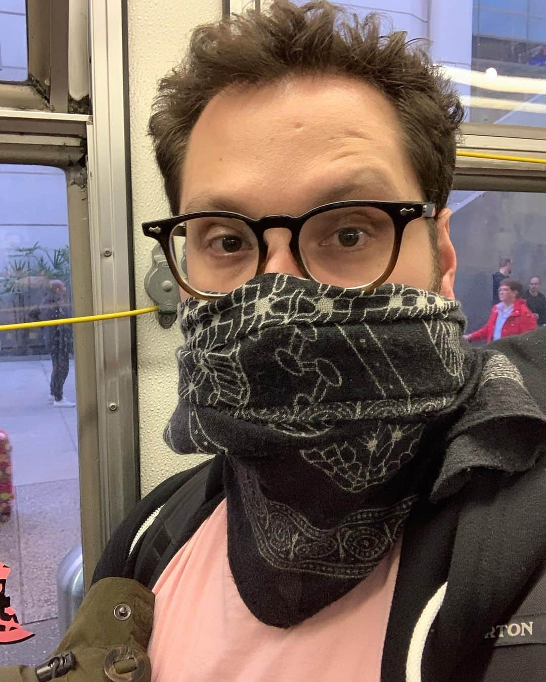 マット・マクゴリーのインスタグラム：「This photo is from the airport 1 year and 1 day ago. I flew back from a trip to Prague and London. At customs, I saw people covering their faces with their sleeves, scarves and some with masks. I didn’t know what it was about but I decided to cover my shit up for the first time. It would be quite a while longer before the leadership in this country fully acknowledged the scope of what we were dealing with and took any action whatsoever, and as a result...we all know what ensued. Boy, it’s a been a long year. I can’t even really believe that this was only a year ago. My love to each and every one of you. 🙏🏼❤️🙏🏼」