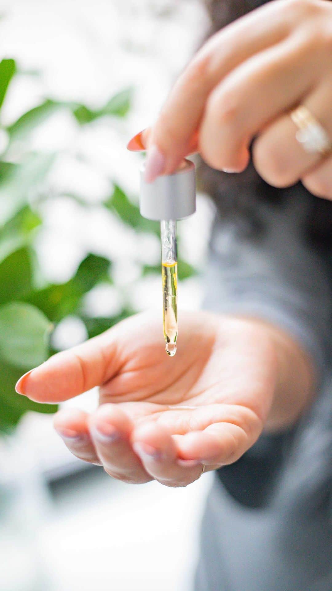 Weledaのインスタグラム：「Add a few drops of our nourishing Awakening Oil to your moisturizer to strengthen and soften skin. ❤️#WeledaSkin」