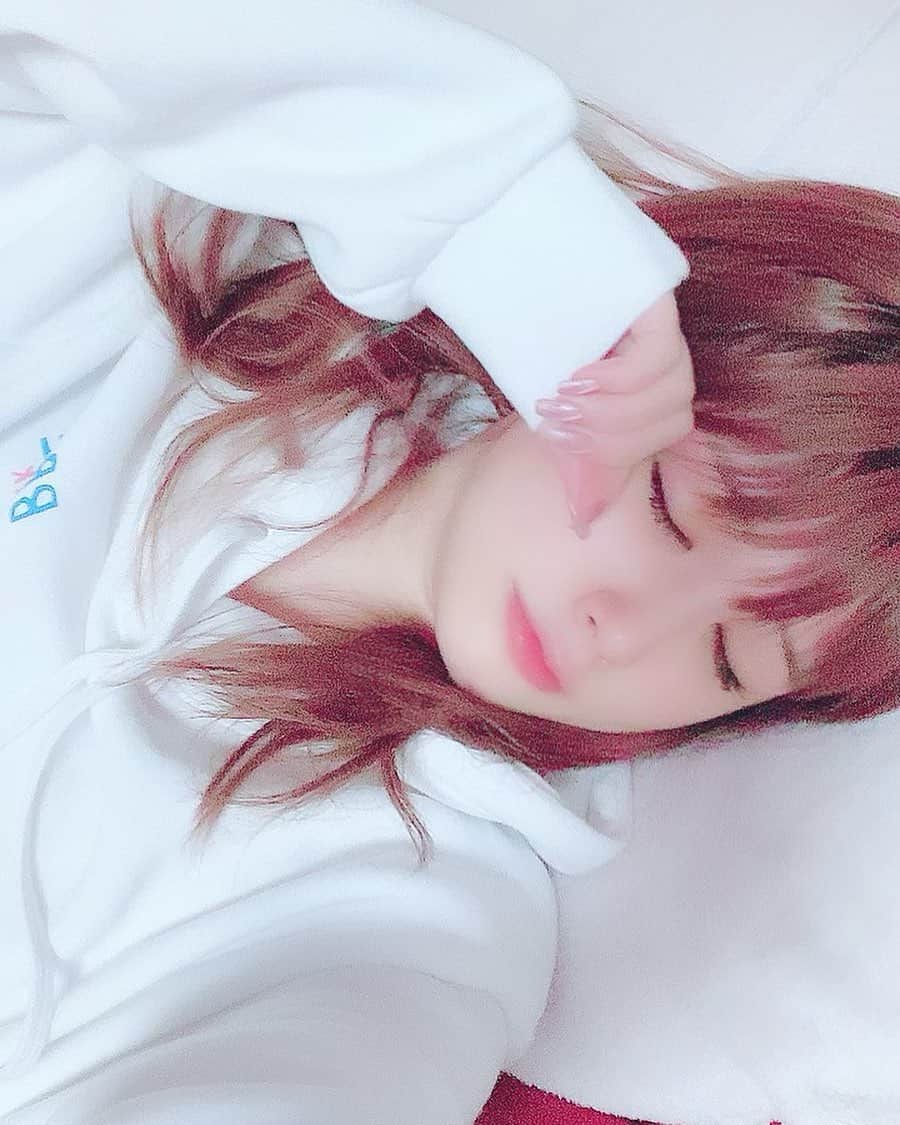 涼宮琴音のインスタグラム：「一緒に寝よ」