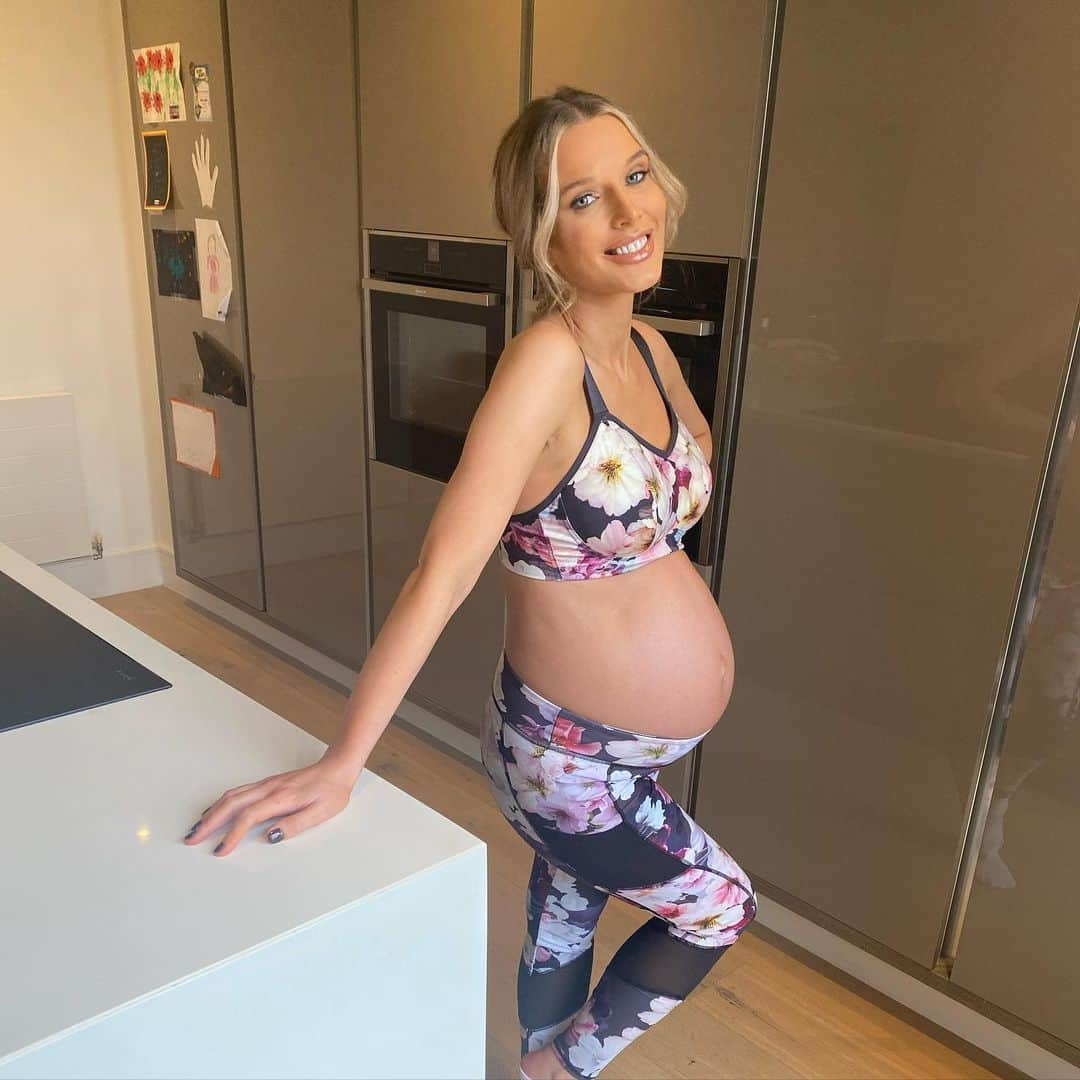 ヘレン・フラナガンさんのインスタグラム写真 - (ヘレン・フラナガンInstagram)「32 week bump 🤰💕 This January seems to have really gone on and the winter has seemed so long.... though I feel gradually the nights are getting a bit lighter ✨ We have to stay as positive as we can and it’s going to feel so good when a bit more normality does return ✨ I feel blessed to have my girls to keep me busy even though some days I do get stressed 😅 also loving preparing for my little one which is keeping me busy 🥰. If you are pregnant too or have just had a baby and feel a bit stuck at home why not try my pre natal programme MummaFit To Be and my post natal programme MummaFit 💗 both programmes help you workout safely through your pregnancy journey and have that little bit of you time we all need! Download the #TRUCONNECTapp and try my programmes with your 30-day free trial 💗 #TRUCONNECTTeam @fitness 💕」1月29日 5時07分 - hjgflanagan