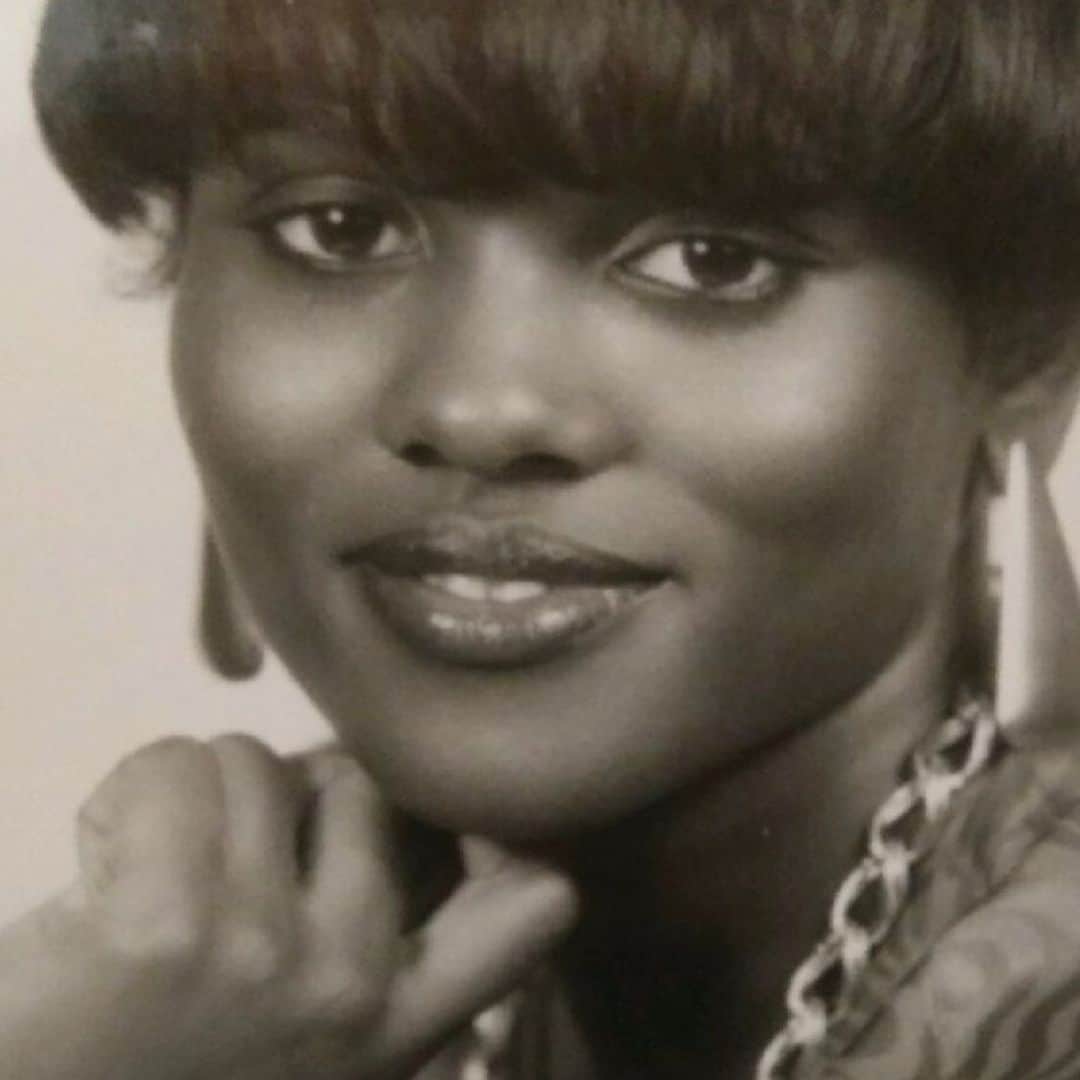ゲームのインスタグラム：「My beautiful mama at 24 years old. Hoover crippin by day & working graveyard shift at the post office to take care of us by night. It’s the cheek bones & gold chain for me 🙌🏾」