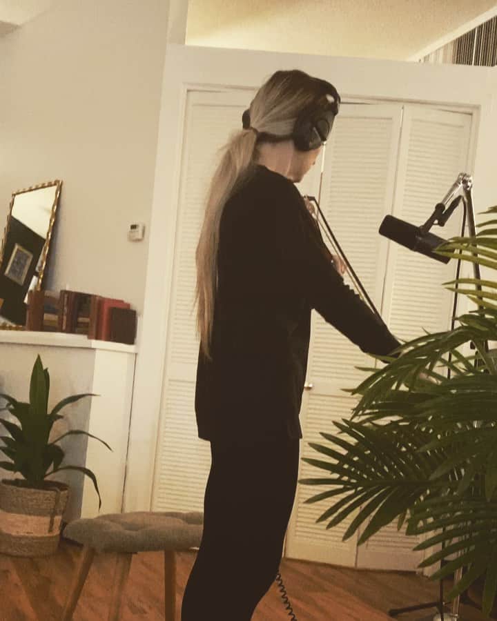 ブリット・ニコルのインスタグラム：「Little clip of a song I wrote. @allisonandantonio on strings. 🎻」