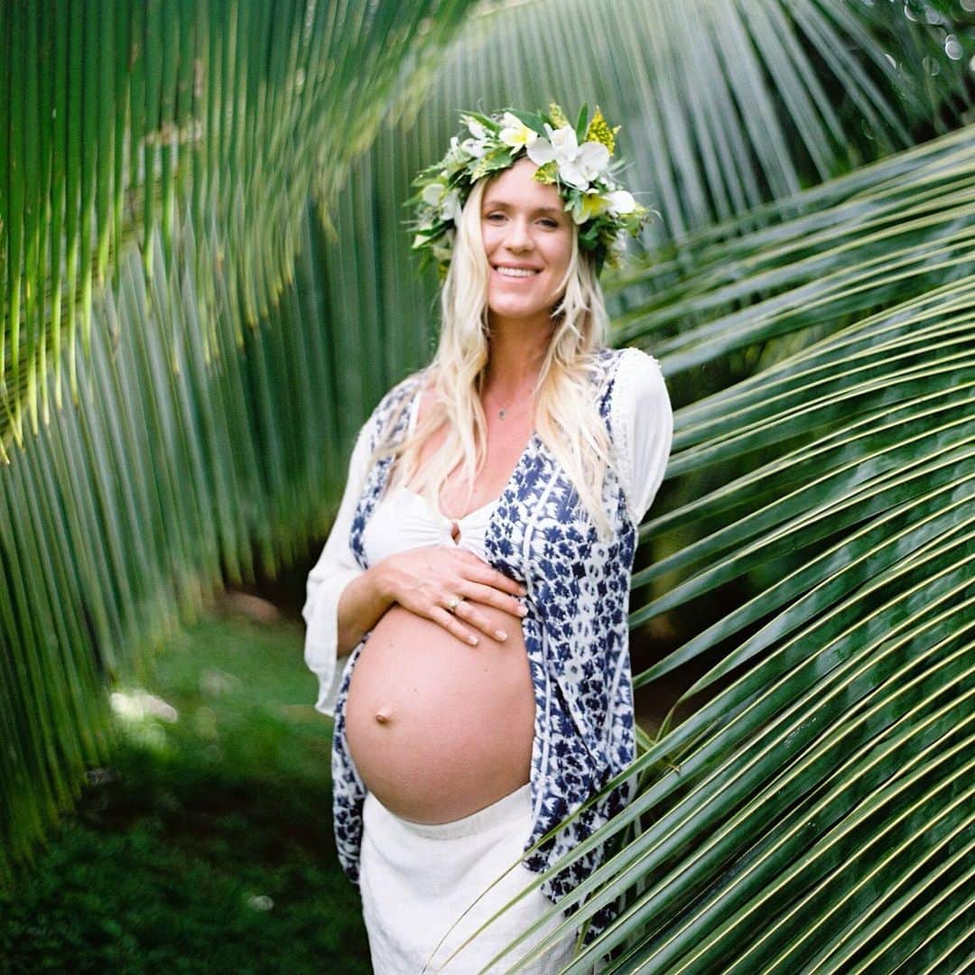 Bethany Hamiltonのインスタグラム：「YOU ARE INVITED to my Baby Sprinkle 🤗Join me for a live video on Friday, February 5th at 3pm HST / 5pm PST / 8pm EST where we'll celebrate my growing family, talk about life and I will share about what I’m up to today, besides motherhood of course, and my experience getting back on the board and living life with an unstoppable approach!  The live video will be streamed into my free private facebook group but the first 400 people to RSVP will be able to join me live via Zoom! Link in bio for all the details 👶🍼🎉」