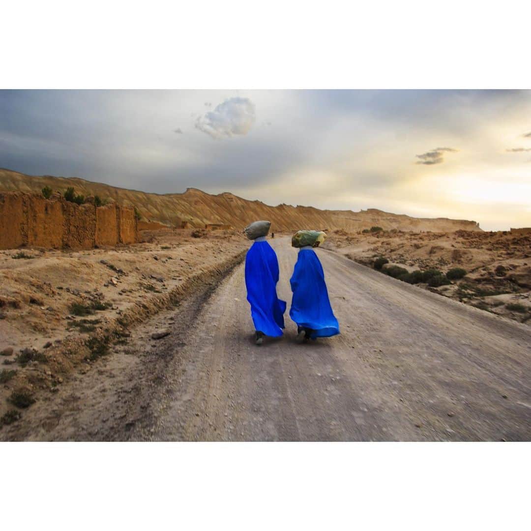スティーブ・マカリーのインスタグラム：「“Good company in a journey makes the way seem shorter.” ― Izaak Walton  Women return from the bazaar. #Bamiyan, #Afghanistan, 2007.  #SteveMcCurry #SteveMcCurryAfghanistan」