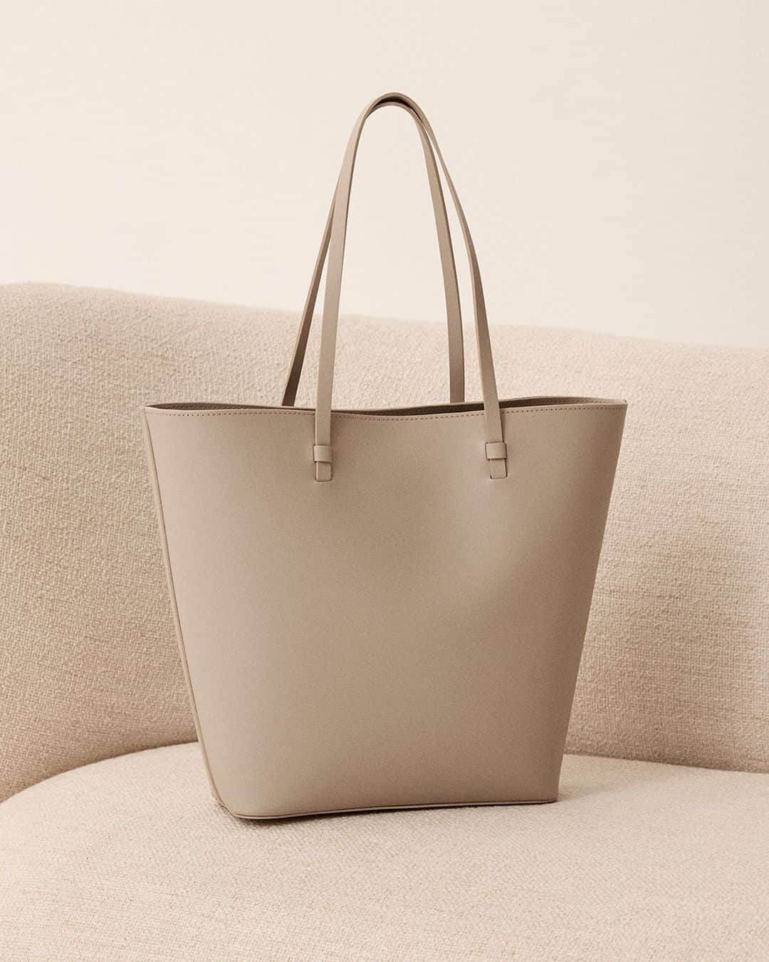 The Outnetのインスタグラム：「Is there anything more dreamy than a Iris & Ink leather tote bag that can hold everything you own?   Shop all your favorite Instagram looks, just visit the link in bio」