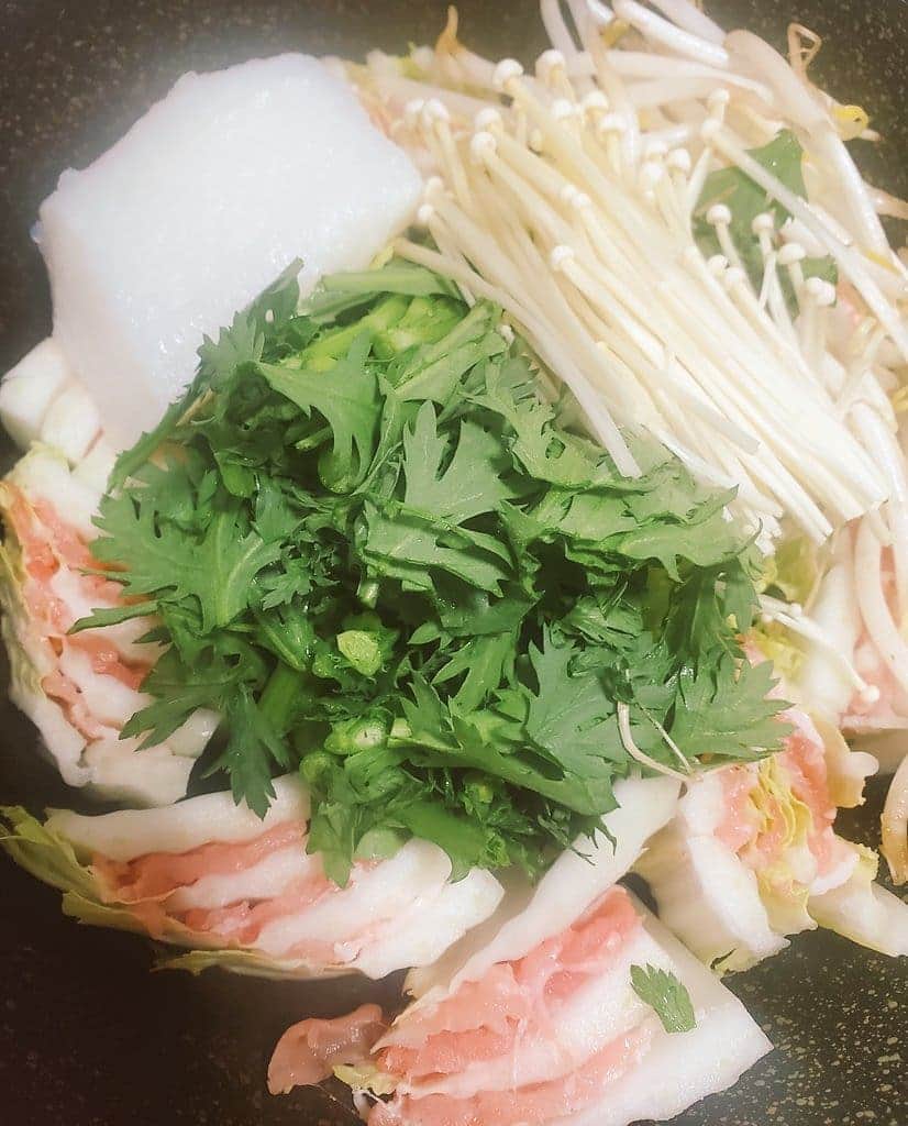 塩原康孝のインスタグラム：「もとい昨今無水胡麻油ミルフィーユ鍋+他の野菜と魚の食生活。  痩せない。  なぜだ。  歳だ。」