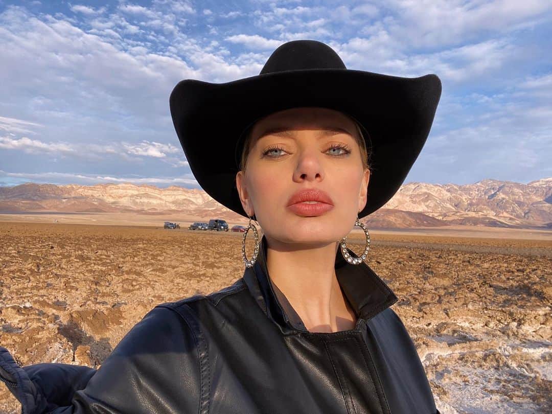 ブレッヒェ・ハイネンのインスタグラム：「Yeehaww 🤠🖤」