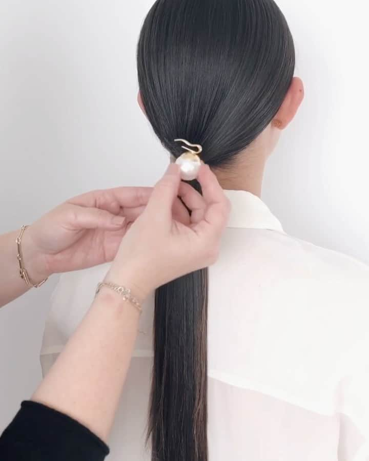 Kristin Essのインスタグラム：「How does the Pearl Slide work? 👩‍🏫 WELL LEMME SHOW YOU 💕⁣⁣ ⁣ 1️⃣ Gather your hair in a ponytail and secure it with a hair elastic. Smooth down any flyaways with strong hold hairspray + a comb (or the back of your medium detangling brush like me 😬)⁣⁣ ⁣ 2️⃣ Optional: Wrap a little hair around the elastic if you want to conceal the ponytail holder, then pin it underneath.⁣ ⁣ 3️⃣ Slip the Pearl Slide over the ponytail holder. The metal piece on back of this slide is made specifically to fit over + lock into your ponytail holder. You’ll feel it softly click into place and it will hold all day or until you pull it out/take your elastic out. It’s the EASIEST! 🤍⚪️⁣⁣」