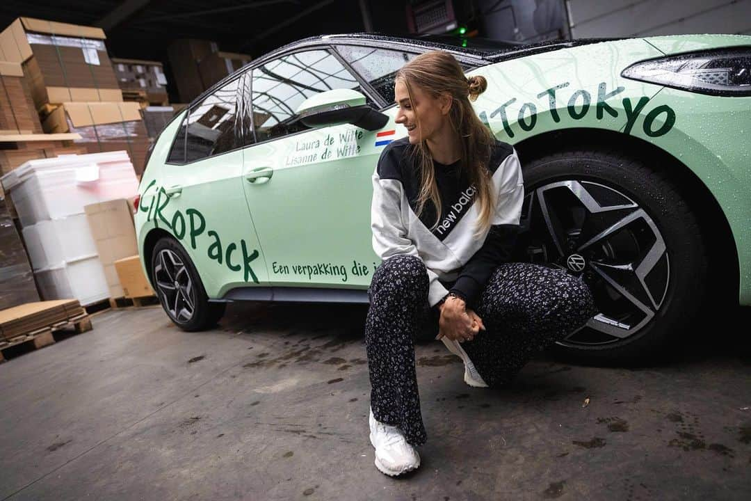 リサンネ・デ・ウィッテのインスタグラム：「SO HAPPY ✨  Very happy to show you all our new cars from CiRoPack! I’m so so grateful for their endless support. CiRoPack started helping us in 2016 and now we signed another 4 years with fully electric cars 🤩 Kind to the planet, a real upgrade🔋💚   THANKS @ciropackje! #ZusjesDeWitte #CiRoPack #RoadToTokyo」