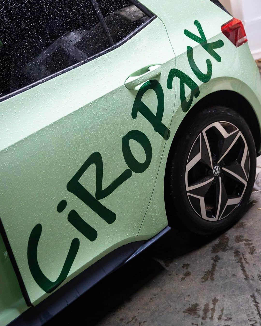 ラウラ・デ・ウィットさんのインスタグラム写真 - (ラウラ・デ・ウィットInstagram)「May I present to you; our brand new electric @ciropackje car!! 💚🔋 So so grateful for their support. They started supporting us in 2016 & now we signed for 4 more years!! #CiRoPack 💚🥰 This car is amazing & kind for the planet 🌍」1月29日 5時28分 - lauradewitte