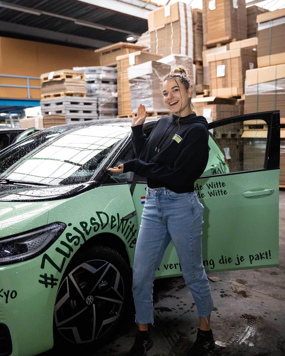 ラウラ・デ・ウィットのインスタグラム：「May I present to you; our brand new electric @ciropackje car!! 💚🔋 So so grateful for their support. They started supporting us in 2016 & now we signed for 4 more years!! #CiRoPack 💚🥰 This car is amazing & kind for the planet 🌍」