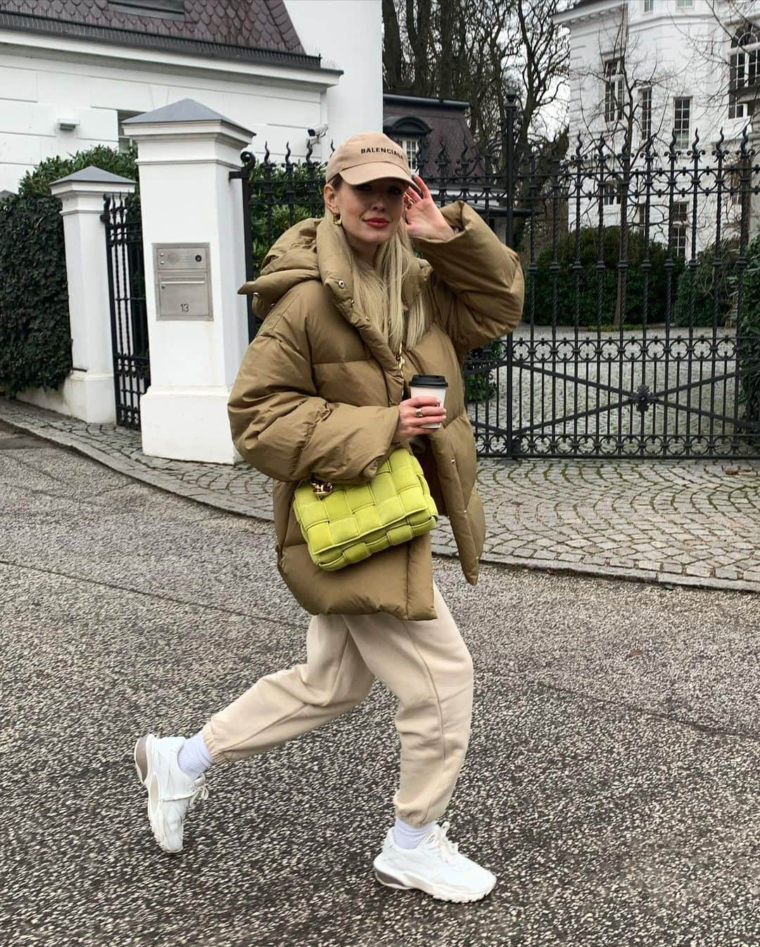 レオニー・ハンネさんのインスタグラム写真 - (レオニー・ハンネInstagram)「Me, myself, my joggers, coffee & I. 🥑 Anzeige/Tags #ootd #bottegaveneta #balenciaga」1月29日 5時28分 - leoniehanne