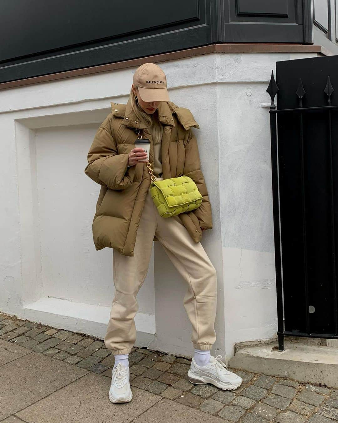 レオニー・ハンネさんのインスタグラム写真 - (レオニー・ハンネInstagram)「Me, myself, my joggers, coffee & I. 🥑 Anzeige/Tags #ootd #bottegaveneta #balenciaga」1月29日 5時28分 - leoniehanne