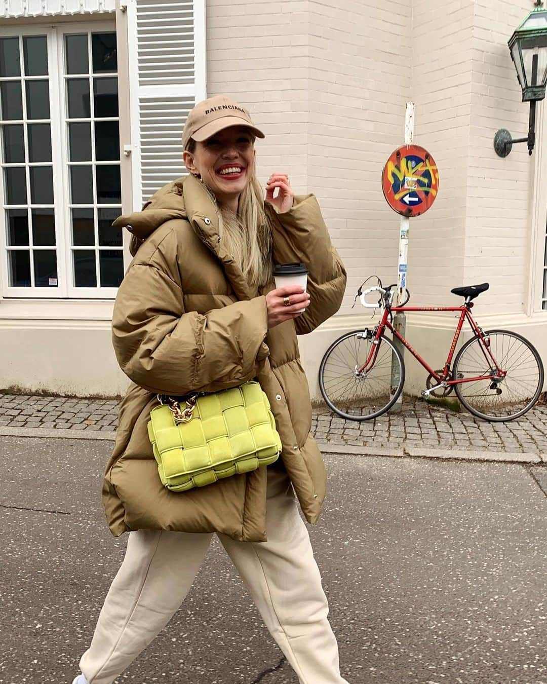 レオニー・ハンネさんのインスタグラム写真 - (レオニー・ハンネInstagram)「Me, myself, my joggers, coffee & I. 🥑 Anzeige/Tags #ootd #bottegaveneta #balenciaga」1月29日 5時28分 - leoniehanne