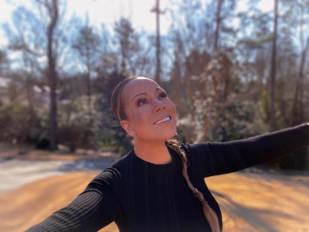 マライア・キャリーのインスタグラム：「Grateful 💖 The sun, tea, my health, my family, old Shawn Mendes songs, music, humans!!!」