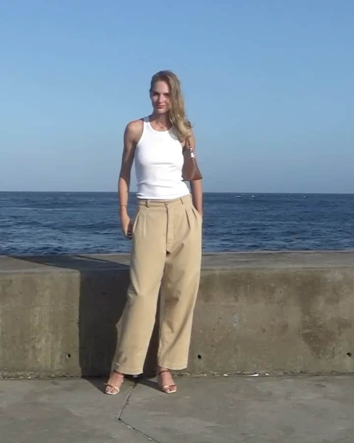 ヴァネッサ・アクセンテのインスタグラム：「Some sunshine please ☀️」