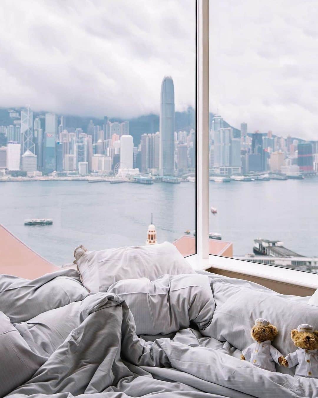のインスタグラム：「Wake up well — start your day like @samishome, soaking in the view at The @peninsulahongkong. #penmoments⁣ ⁣ ⁣ ⁣ ⁣ #peninsulahotels #luxuryhotelexperience #luxuryexperience #fivestarservice #fivestarhotel #hongkong #staycation #peninsulahongkong #thepeninsulahongkong」