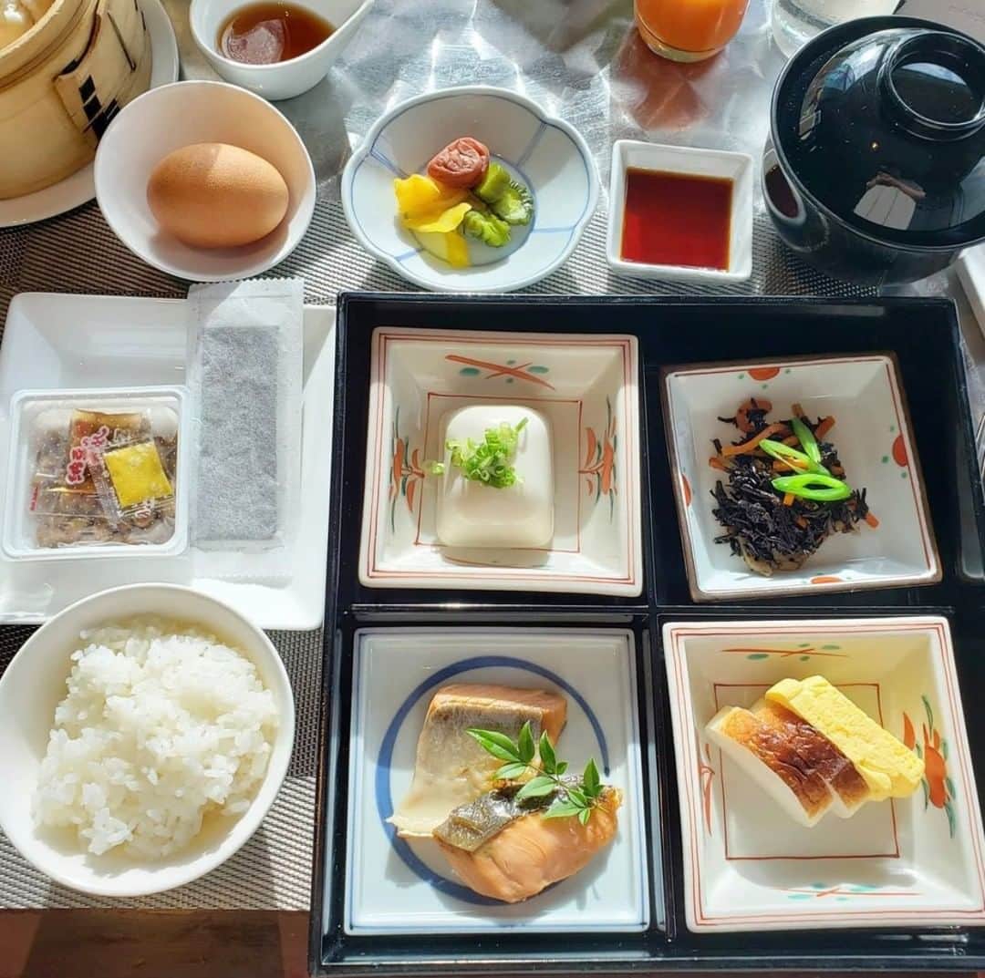 スイスホテル南海大阪さんのインスタグラム写真 - (スイスホテル南海大阪Instagram)「#フライデーファンフィーチャー：王様気分の朝ごはんで元気をチャージ。  @nanananohanako さん、「タボラ３６」でのご朝食のお写真をご投稿いただきありがとうございます！スイスホテル南海大阪で撮影した写真を #LiveItWellOsaka #洗練された時　のハッシュタグをつけてご投稿ください！毎週金曜日にあなたの自慢の#洗練された時をご紹介します。#スイスホテル南海大阪　#スイスホテル ＃タボラ36 ＃朝活   #FridayFanFeature: Feast like a king to make it a great morning.   Thank you @nanananohanako for sharing your breakfast spread at Tavola36! Have any photos of the Swissôtel Nankai Osaka? Tag us #LiveItWellOsaka for a chance to be featured! #Tavola36 #Breakfast #OsakaBreakfast #SwissotelOsaka」1月29日 5時40分 - swissotelnankaiosaka_official
