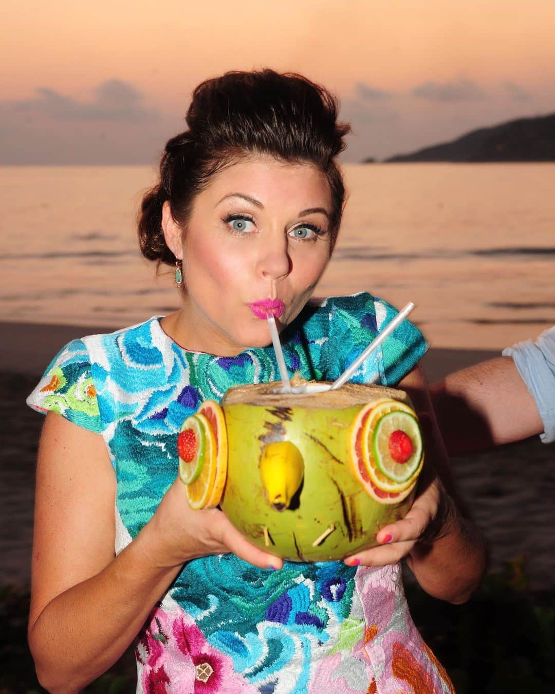 ティファニー・ティーセンのインスタグラム：「#tbt to when I turned the BIG 4-0! Oh man, take me back to the days when we could travel to tropical places and drink ridiculously large cocktails out of ginormous fruit. 😩 #mexico #birthday #celebration #travel #thisis40」