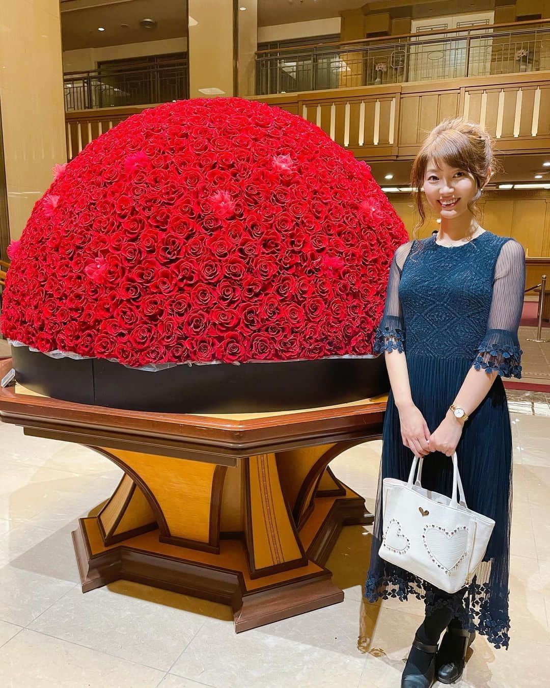 織田千穂さんのインスタグラム写真 - (織田千穂Instagram)「帝国ホテルロビーの プリザーブドフラワー🌹♡ 𓂃𓈒🥀✯ 約𝟷𝟶𝟶𝟶本の薔薇なんだって👏🏻 (๑ᵒ̴̶̷͈᷄ᗨᵒ̴̶̷͈᷅)✧ｽﾃｷღ * 赤色好きなので何か赤に引き寄せられるw 久々にベルばら見たいなぁ(⌯︎¤̴̶̷̀ㅿ¤̴̶̷́)💓(えw」1月29日 5時42分 - chihoda