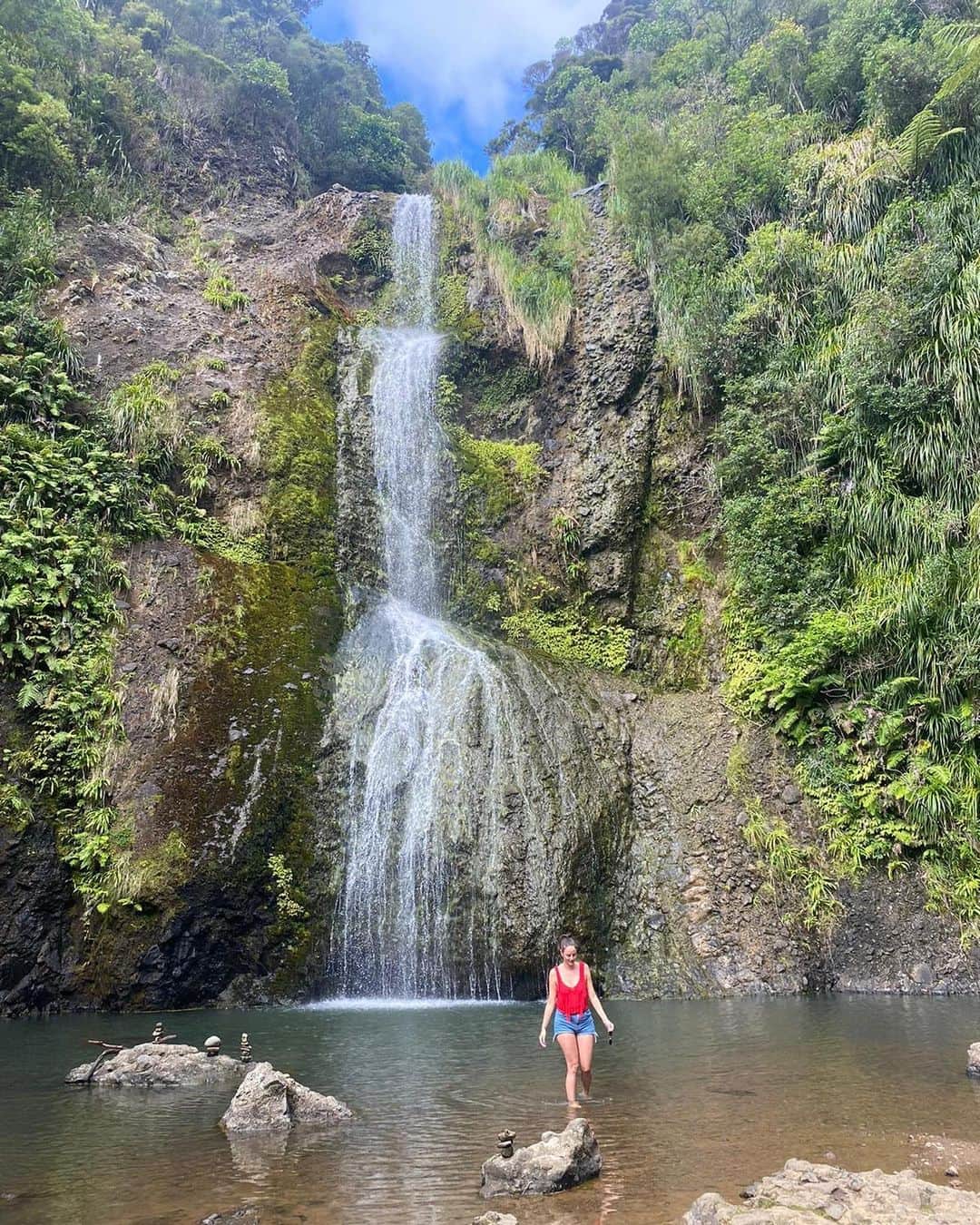 カヤ・スコデラリオのインスタグラム：「Exploring New Zealand’s beautiful west coast. - inserts inspirational Chasing Waterfalls quote-  Nah don’t worry I won’t.」