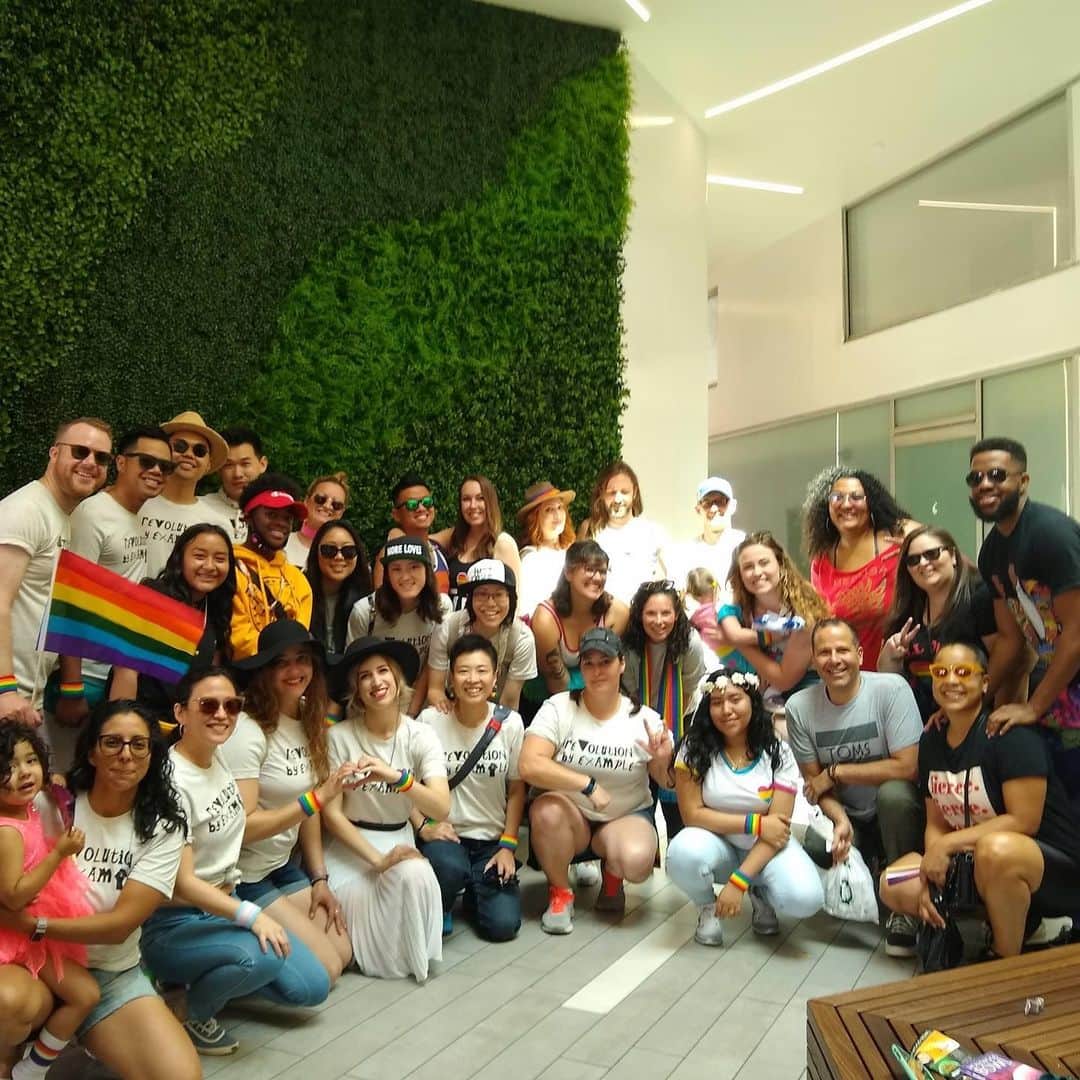 トムズシューズのインスタグラム：「Since 2015, TOMS has been proud to support the Los Angeles LGBT Center as one of our Local Giving Partners.   This year, we're proud to accept the honor of Outstanding Corporate Volunteer Group for the Year 2020.   Thank you, @lalgbtcenter!」