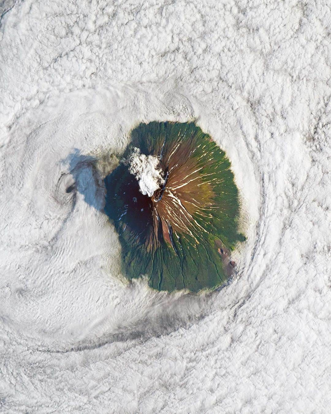 Daily Overviewさんのインスタグラム写真 - (Daily OverviewInstagram)「Clouds surround the volcanic peak of Atlasov Island in the Russian Far East. Recorded volcanic activity here dates back to 1790 and continues today, evidenced the ash plumes in this Overview from August 2019. Atlasov, the northernmost of the Kuril Islands, is uninhabited and rises 7,674 feet (2,339 meters) above the Sea of Okhotsk. - Created by @overview Source imagery: @nasaearth」1月29日 5時45分 - dailyoverview