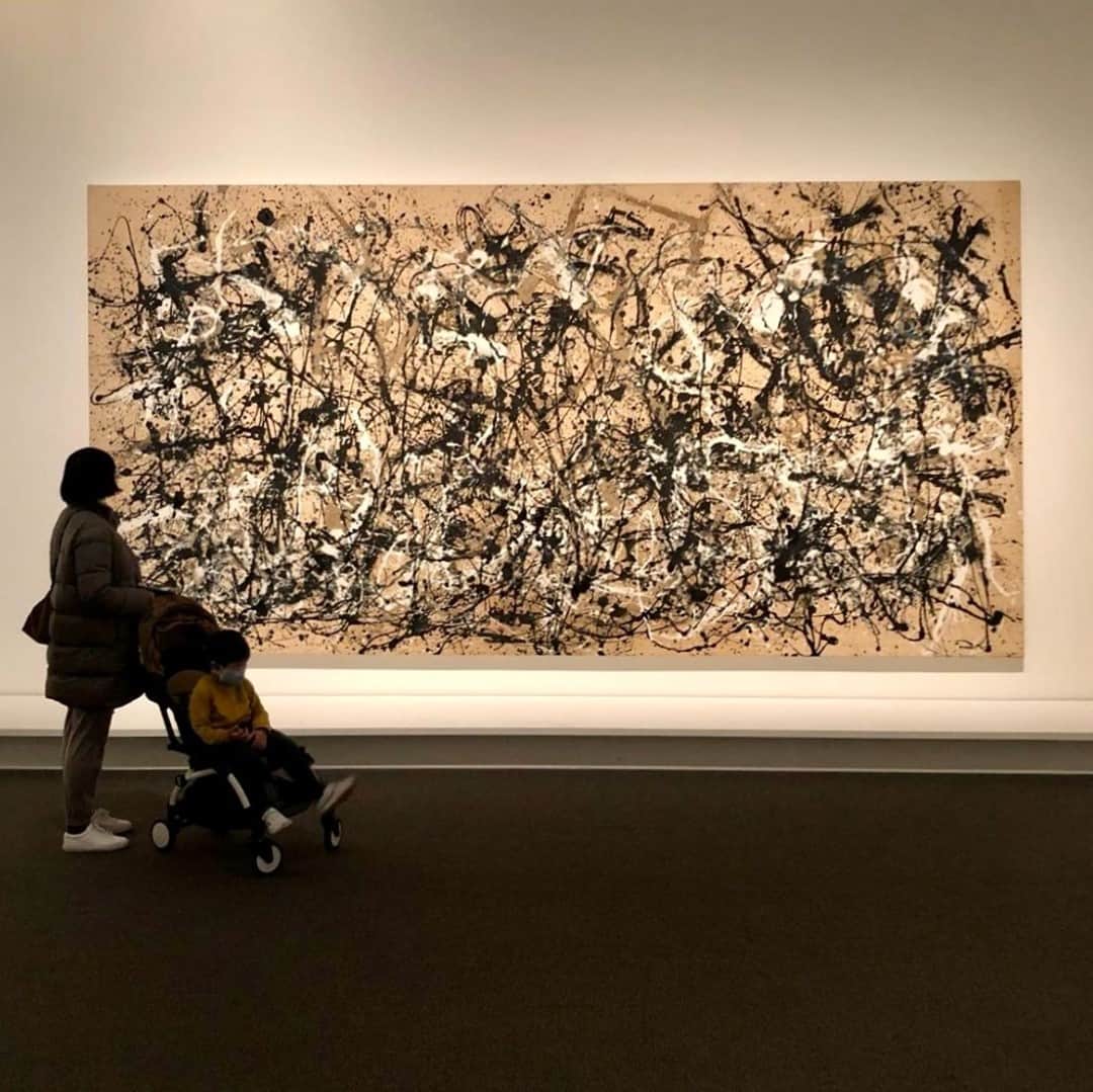 メトロポリタン美術館さんのインスタグラム写真 - (メトロポリタン美術館Instagram)「"The painting has a life of its own. I try to let it come through."  Jackson Pollock's monumental "drip" painting "Autumn Rhythm (Number 30)"—captured here by @castroesque—never ceases to amaze. Its title suggests not only the month in which he painted it (October) but also an alignment with nature’s constant flux.  🎨 #JacksonPollock (American, 1912–1956). Autumn Rhythm (Number 30), 1950. Enamel on canvas. © 2020 Artists Rights Society (ARS), New York. #EpicAbstraction」1月29日 5時52分 - metmuseum