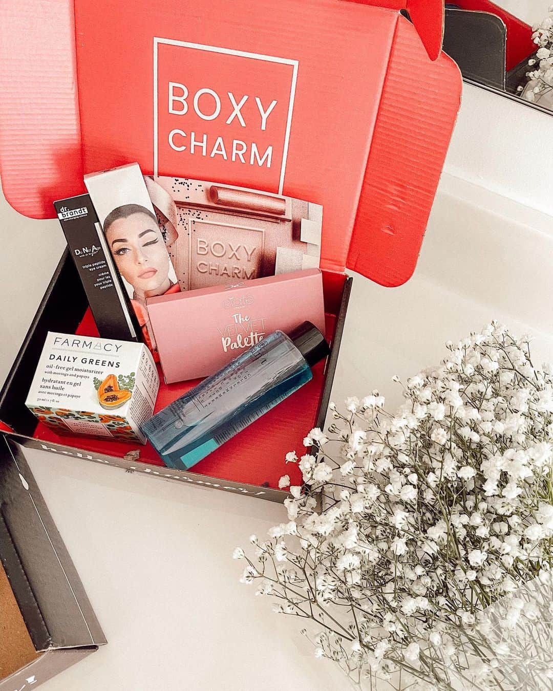 Aspyn Ovard Ferrisさんのインスタグラム写真 - (Aspyn Ovard FerrisInstagram)「Trying out some new products with @boxycharm this month! 6 full size products for $35 in their premium box so it’s a great deal!! I also showed what’s in their $25 box on my story today 💕 #boxycharm #BoxyRefresh #BoxyRoutine #ad」1月29日 5時54分 - aspynovard