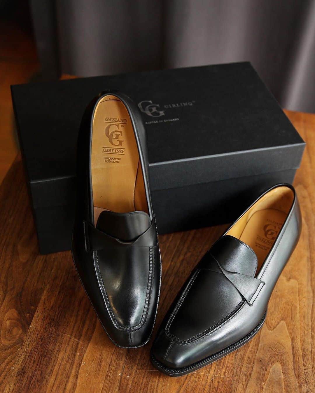 ガジアーノ&ガーリングのインスタグラム：「The Antibes 2 in a black calf on the KN14 Last. Beautiful photo by: @andreaseoul_official . . . . . . . . . #menstyle #classicshoes #elegantshoes #handwelted #handmadeshoes #classicfootwear #stylish #shoemaker #mensfootwear #bespokemakers #fashion #brspokemakers #bespokeshoes #mensfashion #madeinengalnd  #mensshoes #menswear #shoesoftheday #shoestagram #shoestyle」