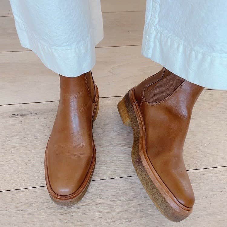 レフラーランドールのインスタグラム：「Jessie’s new favorite boots, our Raquel in safari tan leather.」