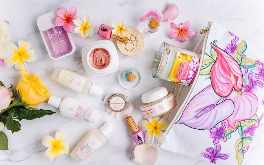 Lanikai Bath and Bodyさんのインスタグラム写真 - (Lanikai Bath and BodyInstagram)「𝐻𝒶𝓊’𝑜𝓁𝒾 𝐿𝒶 𝒜𝓁𝑜𝒽𝒶- Happy Valentine's Day GIVEAWAY  We want to spread some love by giving away this lovely Valentine’s Day inspired bundle featuring handmade products made in Hawaii. $200+ Value!   It’s simple!   🌹Follow each account:  @KapaNuiNails @LanikaiBathandBody @Northshorecandlecompany @OoHawaiiBeauty @PattiBruce  🌹Tag a loved one 1 entry per tag- share the love for multiple entries!   Share via story or feed & tag @lanikaibathandbody for an additional 10 entries.  This year, when you’re purchasing presents for your sweetheart, show your love for local!   For residents residing in the USA. Contest ends on February 5th, 2021 at 11:59PM HST.  Disclaimer: This giveaway is in no way sponsored, endorsed or administered by, or associated with, Instagram or Facebook.  #giveaway #gift #valentinesday #giftideas #homemade #organic #natural #essentialoil #nontoxic #hawaii #paradise #fragrance #perfume #bathandbody #nails #lotion #beauty #skin #art #artist #tropical #canvas #tote #supportlocal」1月29日 6時00分 - lanikaibathandbody
