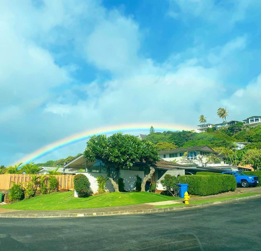 マキ・コニクソンさんのインスタグラム写真 - (マキ・コニクソンInstagram)「虹の里ハワイからおっはよ！ 今朝オフィスに行く途中に虹ちゃまがぁ！ 低くて可愛いかった！🌈🌈  今日は朝から気分爽快！ そう言えば 昨日珍しく夢を見たの。 買い物に行った時に マスクを忘れて焦った夢。 まさかマスクが夢にまで出てくるとは！💦  だから予備のマスクを車とカバンにニ枚ずつ入れたよ！誰かが忘れた場合にも備えて！ “備えあれば憂なしだね”  今日も朝からハッピーレインボーを シェアしまぁす！🌈🌈 お互い笑顔に溢れるハッピーな 一日を過ごそうね！😊✌🏼  #エアハワイ🌺  #ハッピーレインボーのおすそ分け🌈  #備えあれば憂いなし」1月29日 6時00分 - makikonikson