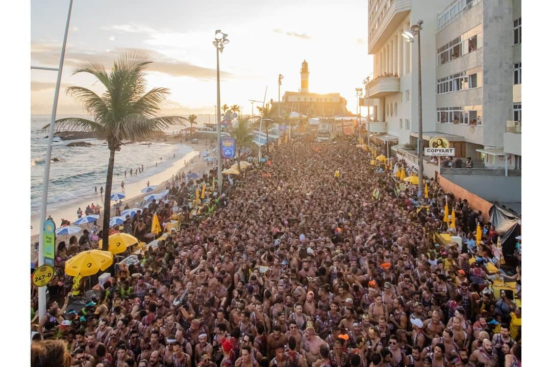 Claudia Leitteさんのインスタグラム写真 - (Claudia LeitteInstagram)「#TBT de carnavais passados pra lembrar que, já que a gente ainda não pode botar o bloco na rua, eu e @ivetesangalo vamos até a sua casa no próximo dia 13 de fevereiro! 😉😉😉」1月29日 6時10分 - claudialeitte