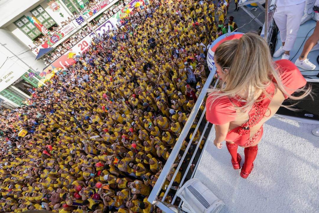 Claudia Leitteさんのインスタグラム写真 - (Claudia LeitteInstagram)「#TBT de carnavais passados pra lembrar que, já que a gente ainda não pode botar o bloco na rua, eu e @ivetesangalo vamos até a sua casa no próximo dia 13 de fevereiro! 😉😉😉」1月29日 6時10分 - claudialeitte