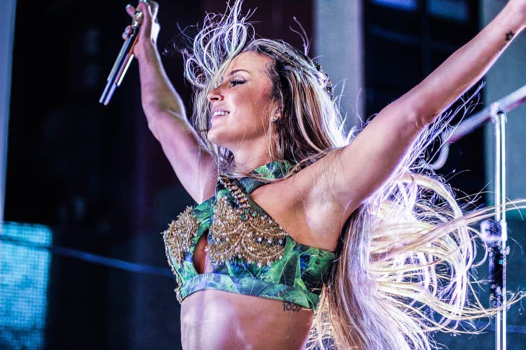 Claudia Leitteのインスタグラム：「#TBT de carnavais passados pra lembrar que, já que a gente ainda não pode botar o bloco na rua, eu e @ivetesangalo vamos até a sua casa no próximo dia 13 de fevereiro! 😉😉😉」