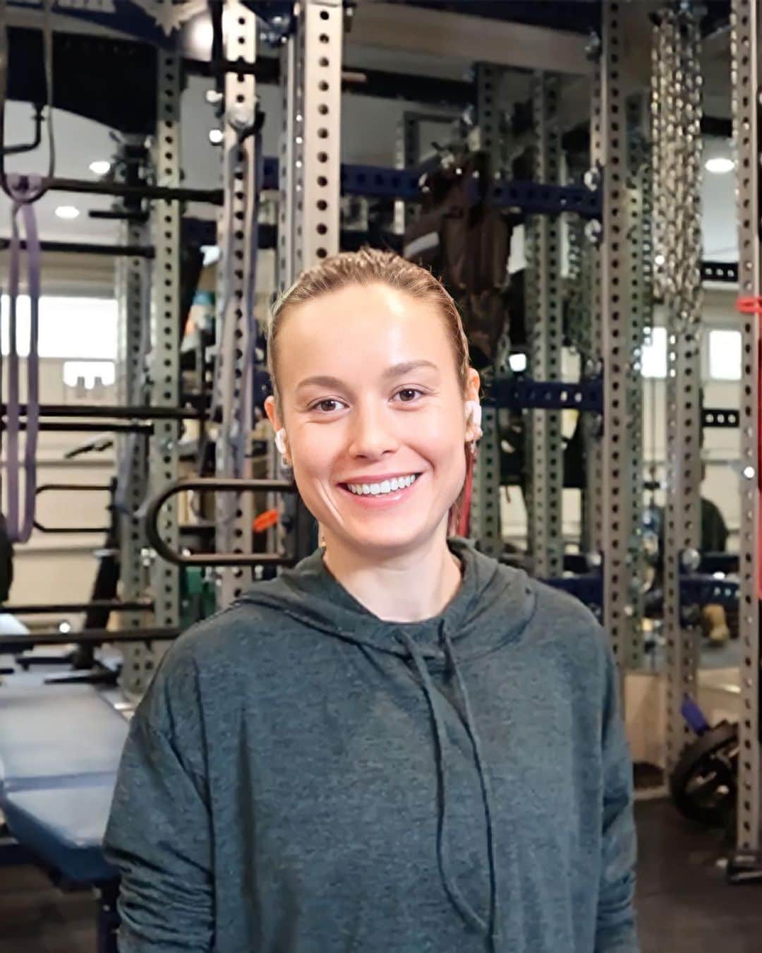 ブリー・ラーソンのインスタグラム：「Playing Carol Danvers is an honor for so many reasons, and today’s video with @tegannoxwwe_ is another example of that. Swipe to see a preview of the full workout and conversation on YouTube 🥰」