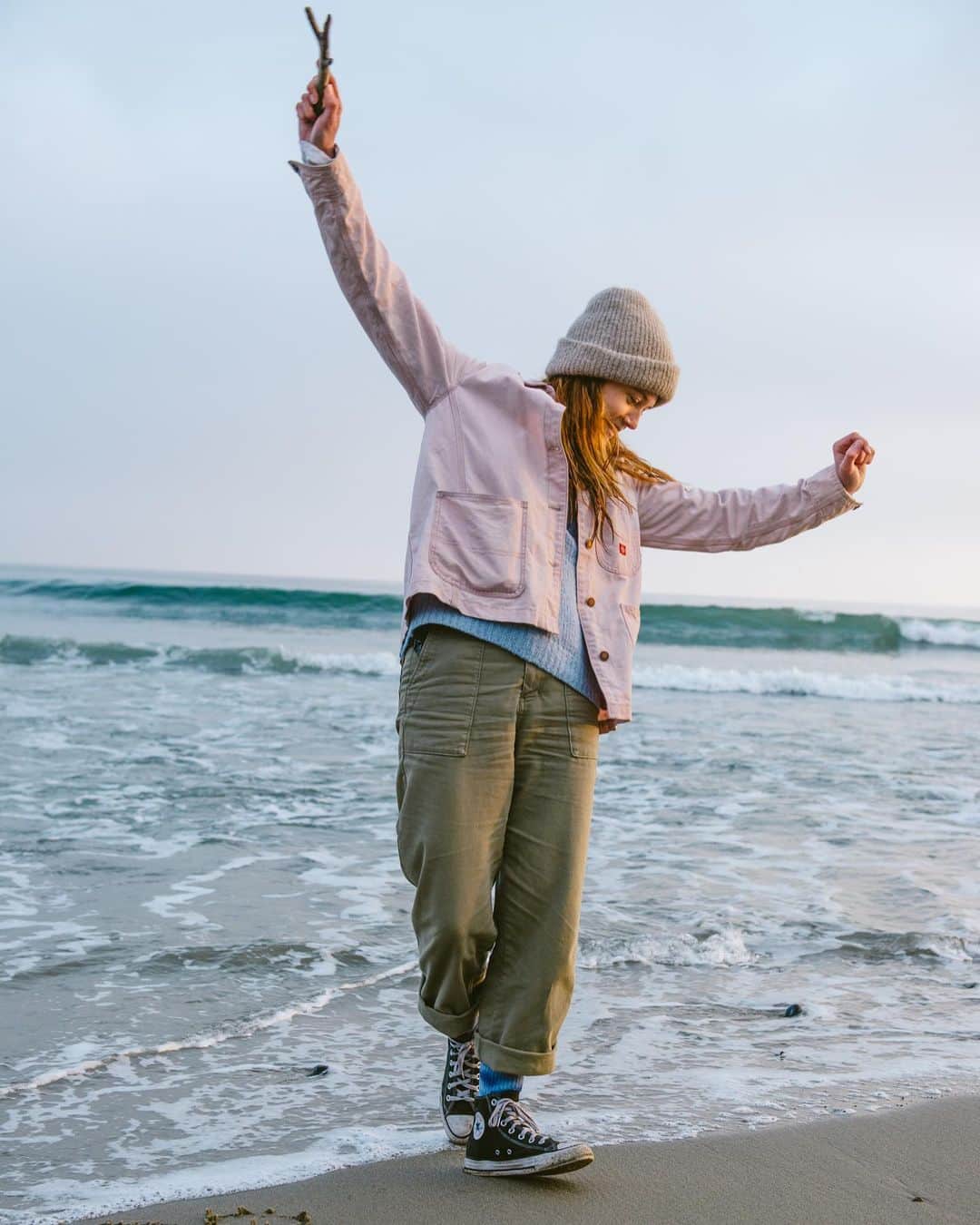 ボニー・ライトのインスタグラム：「a little project i did with @kassiasurf x @arvingoods is coming to shore on tuesday 2/2 🌊 photo by @heidizumbrun」