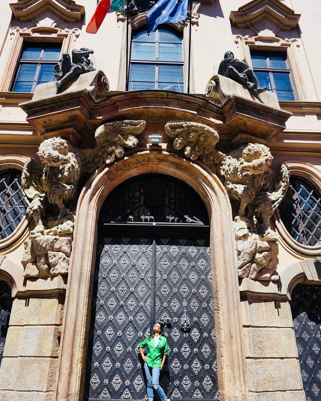 リサ・アンさんのインスタグラム写真 - (リサ・アンInstagram)「#throwbackthursday 2018 #prague  I have a fascination with doors, archways, stairs and classic European architecture. This massive door & archway was just epic!」1月29日 6時06分 - thereallisaann