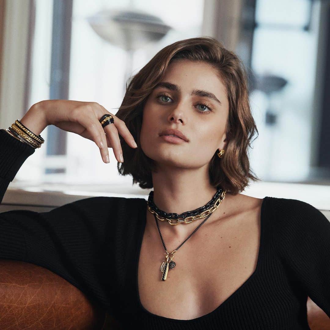 デビッドヤーマンのインスタグラム：「Downtown style. Modern Renaissance pieces, chains and amulets—all designed in New York. Visit our bio link to shop @Taylor_Hill’s look. #DavidYurman」