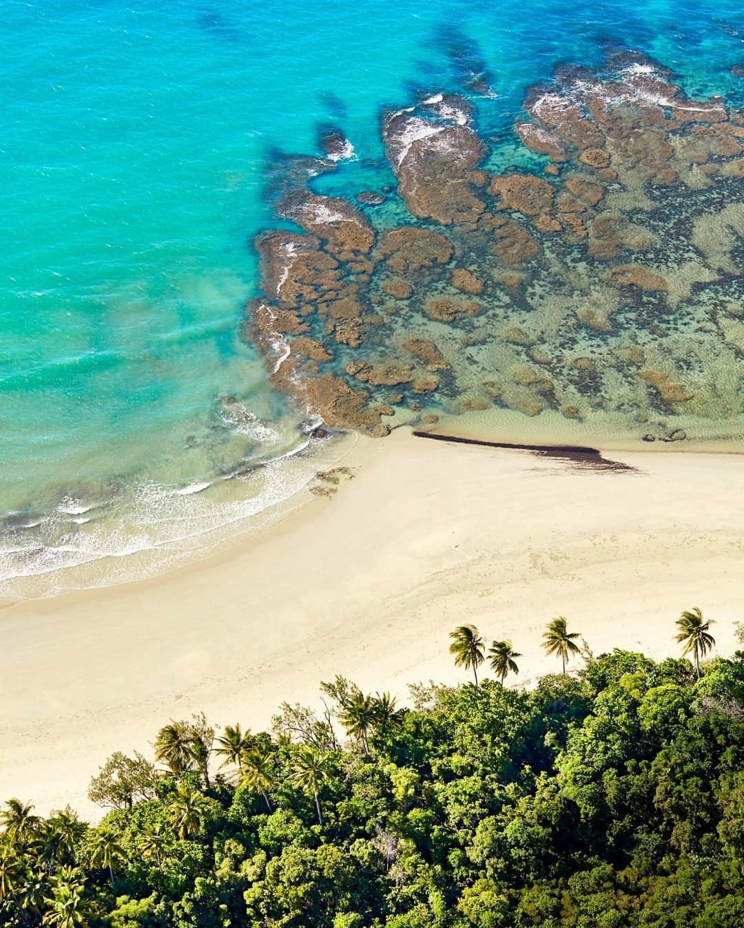 Lonely Planetのインスタグラム：「Beach vibes.⠀⠀⠀⠀⠀⠀⠀⠀⠀ ⠀⠀⠀⠀⠀⠀⠀⠀⠀ Give yourself a mental break and find some inspiration for when you can travel again. Tap the link in our bio to discover Australia's top beaches.」