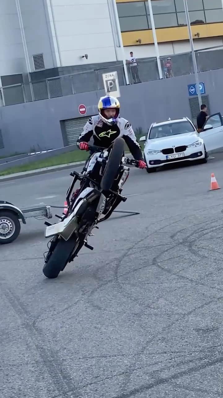 レッドブルのインスタグラム：「@aras_freestyle only knows the meaning of the word GO 😎  #redbull #givesyouwiiings #360 #360stoppie #trick #moto #motorbike」