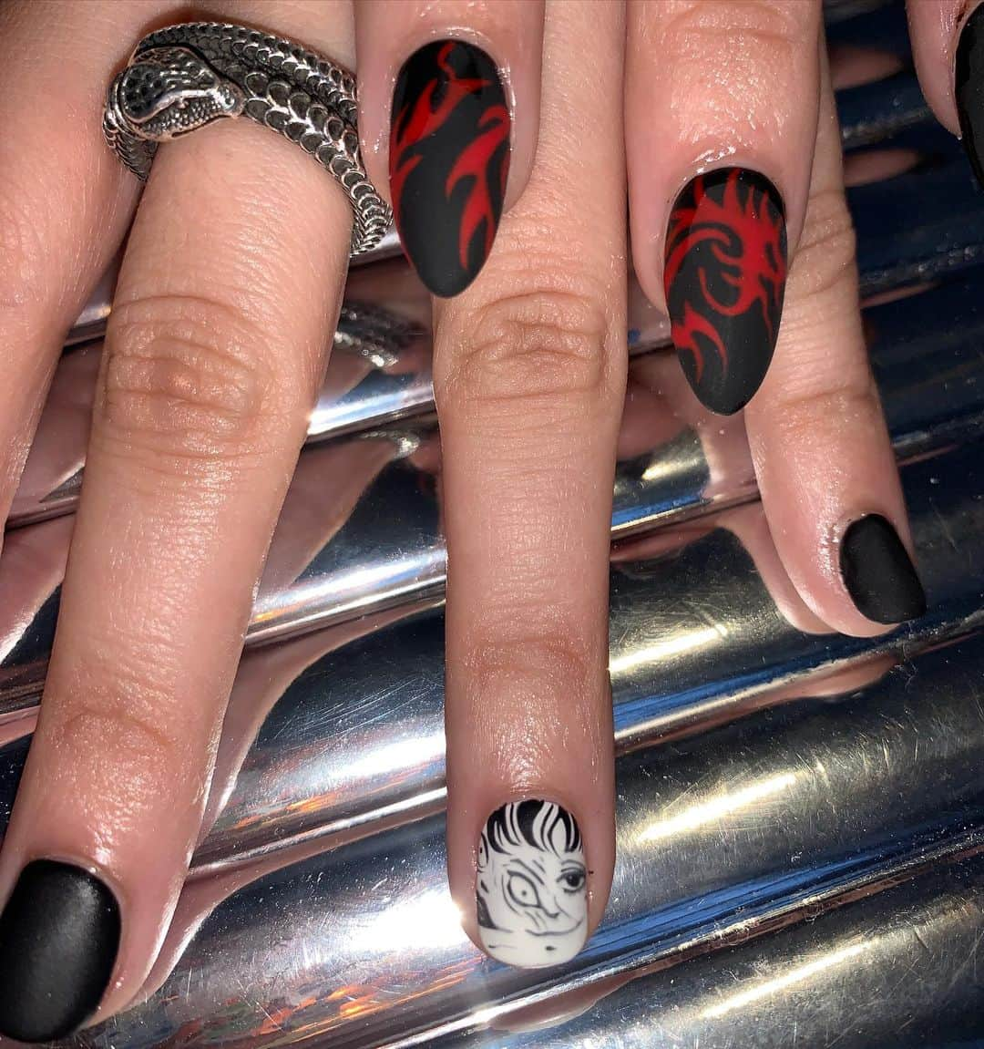 Mei Kawajiriさんのインスタグラム写真 - (Mei KawajiriInstagram)「2faces girl 🤍🌙. @selenasofia #nailsbymei」1月29日 6時17分 - nailsbymei