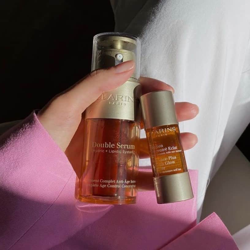 CLARINSさんのインスタグラム写真 - (CLARINSInstagram)「❄️Your skin can still #glow in the wintertime! Our #Iconic Double Serum and Radiance-Plus Golden Glow Booster are our go-to #glowessentials ✨✨✨ 💛Have you tried this combo?!💛  🔮Double Serum: World-famous and powered by 21 plant extracts that addresses *ALL* visible signs of aging!  🔮Radiance-Plus Golden Glow Booster for Face: a self-tanning booster for face that effortlessly mixes with any moisturizer for a customizable, natural-looking golden glow! ✨✨✨  #clarins #winterskincare  #sunlesstanning  #clarinsskincare」1月29日 6時27分 - clarinsusa