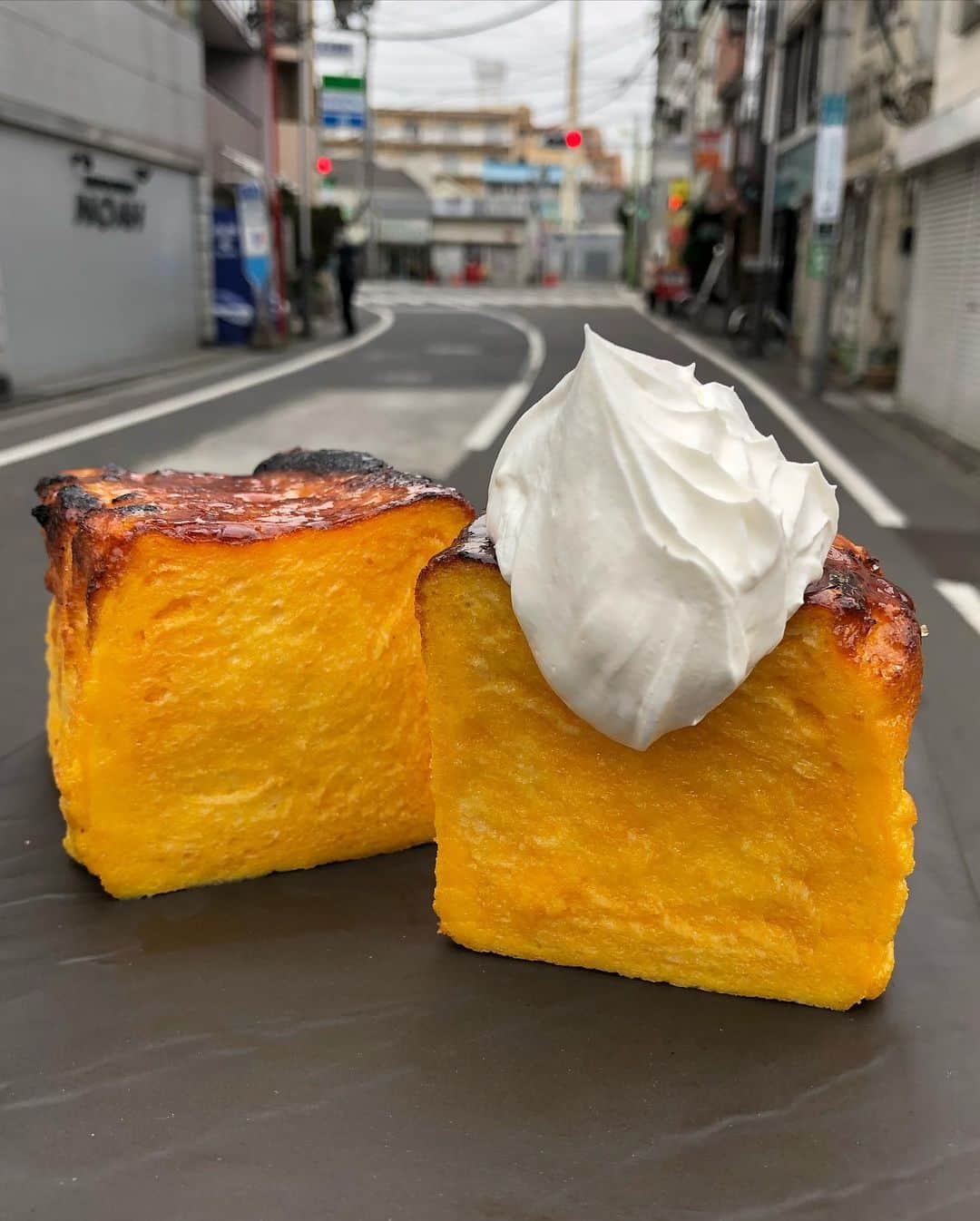 Coffee & Toast Tokyoさんのインスタグラム写真 - (Coffee & Toast TokyoInstagram)「しっとり カステラぱん！ 💛💛💛💛💛  パンペルデュのように、食パンをミルクとたまごなどにつけて、オーブンでじっくりと焼き上げました！  キャラメリゼした表面パリパリ、中はしっとり、ふわふわのカステラみたいなパンの出来上がり！  (4枚目) クリームなしでも、優しい甘さで、いくつでも食べられます😋😋😋  ⚠️⚠️⚠️⚠️ 1月29日(金)は、仕込みのため、 店休となります。ご予定いただいて方には、お詫び申しあげます。 すみません。 ⚠️⚠️⚠️⚠️  . #トースト  #トーストアレンジ #食パンアレンジ  #食パン  #世田谷カフェ  #東京パン屋  #パンスタグラム  #吐司  #pain  #빵  #toast  #東京カフェ  #三軒茶屋カフェ #カフェ  #bread  #三軒茶屋  #food #painperdu  #フレンチトースト  #カステラ  #カステラパン  #カステラパンケーキ  #キャラメリゼ  #しっとり  #ふわふわ  #ふわふわパンケーキ  #パリパリ  #frenchtoast #法國土司佐蜂蜜  #法國土司」1月29日 6時23分 - coffeetoast2