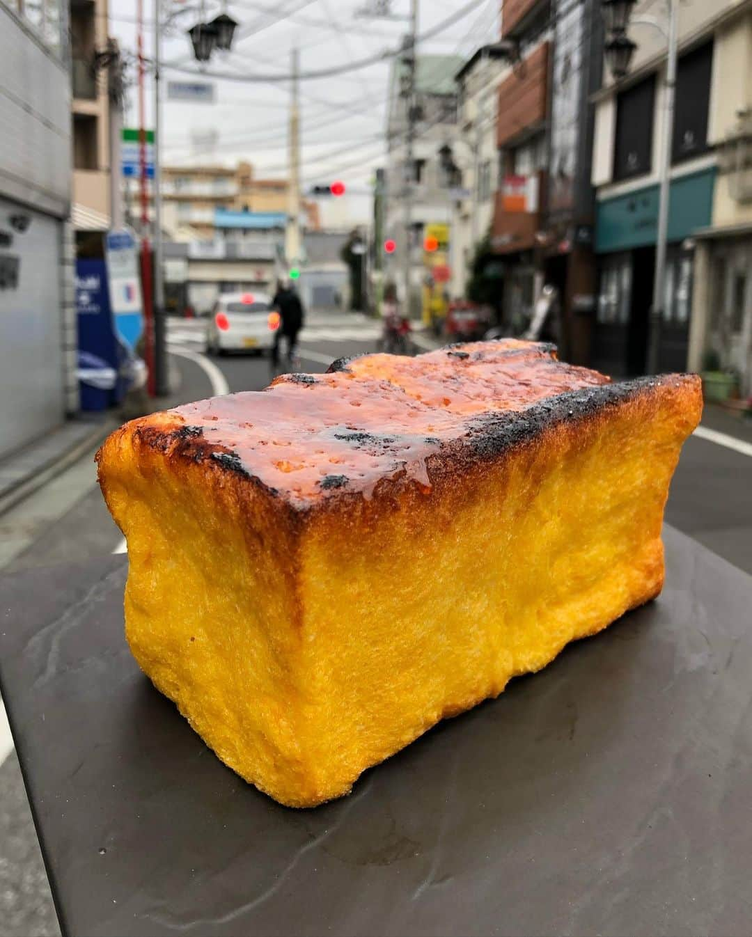 Coffee & Toast Tokyoさんのインスタグラム写真 - (Coffee & Toast TokyoInstagram)「しっとり カステラぱん！ 💛💛💛💛💛  パンペルデュのように、食パンをミルクとたまごなどにつけて、オーブンでじっくりと焼き上げました！  キャラメリゼした表面パリパリ、中はしっとり、ふわふわのカステラみたいなパンの出来上がり！  (4枚目) クリームなしでも、優しい甘さで、いくつでも食べられます😋😋😋  ⚠️⚠️⚠️⚠️ 1月29日(金)は、仕込みのため、 店休となります。ご予定いただいて方には、お詫び申しあげます。 すみません。 ⚠️⚠️⚠️⚠️  . #トースト  #トーストアレンジ #食パンアレンジ  #食パン  #世田谷カフェ  #東京パン屋  #パンスタグラム  #吐司  #pain  #빵  #toast  #東京カフェ  #三軒茶屋カフェ #カフェ  #bread  #三軒茶屋  #food #painperdu  #フレンチトースト  #カステラ  #カステラパン  #カステラパンケーキ  #キャラメリゼ  #しっとり  #ふわふわ  #ふわふわパンケーキ  #パリパリ  #frenchtoast #法國土司佐蜂蜜  #法國土司」1月29日 6時23分 - coffeetoast2