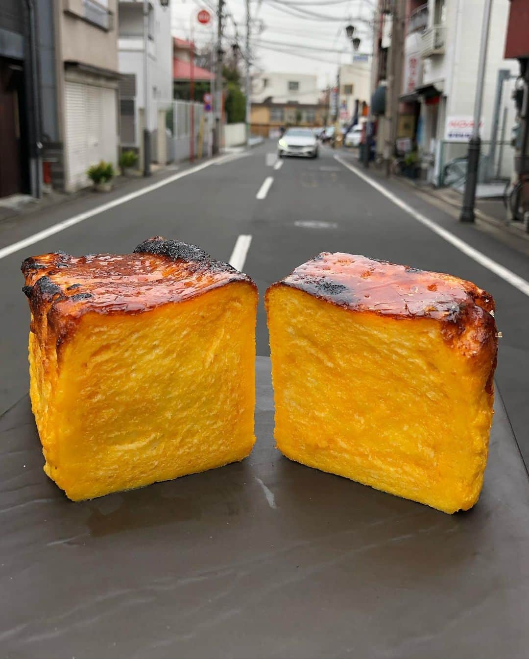 Coffee & Toast Tokyoさんのインスタグラム写真 - (Coffee & Toast TokyoInstagram)「しっとり カステラぱん！ 💛💛💛💛💛  パンペルデュのように、食パンをミルクとたまごなどにつけて、オーブンでじっくりと焼き上げました！  キャラメリゼした表面パリパリ、中はしっとり、ふわふわのカステラみたいなパンの出来上がり！  (4枚目) クリームなしでも、優しい甘さで、いくつでも食べられます😋😋😋  ⚠️⚠️⚠️⚠️ 1月29日(金)は、仕込みのため、 店休となります。ご予定いただいて方には、お詫び申しあげます。 すみません。 ⚠️⚠️⚠️⚠️  . #トースト  #トーストアレンジ #食パンアレンジ  #食パン  #世田谷カフェ  #東京パン屋  #パンスタグラム  #吐司  #pain  #빵  #toast  #東京カフェ  #三軒茶屋カフェ #カフェ  #bread  #三軒茶屋  #food #painperdu  #フレンチトースト  #カステラ  #カステラパン  #カステラパンケーキ  #キャラメリゼ  #しっとり  #ふわふわ  #ふわふわパンケーキ  #パリパリ  #frenchtoast #法國土司佐蜂蜜  #法國土司」1月29日 6時23分 - coffeetoast2