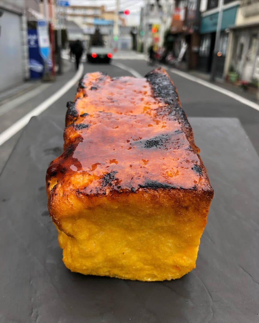 Coffee & Toast Tokyoさんのインスタグラム写真 - (Coffee & Toast TokyoInstagram)「しっとり カステラぱん！ 💛💛💛💛💛  パンペルデュのように、食パンをミルクとたまごなどにつけて、オーブンでじっくりと焼き上げました！  キャラメリゼした表面パリパリ、中はしっとり、ふわふわのカステラみたいなパンの出来上がり！  (4枚目) クリームなしでも、優しい甘さで、いくつでも食べられます😋😋😋  ⚠️⚠️⚠️⚠️ 1月29日(金)は、仕込みのため、 店休となります。ご予定いただいて方には、お詫び申しあげます。 すみません。 ⚠️⚠️⚠️⚠️  . #トースト  #トーストアレンジ #食パンアレンジ  #食パン  #世田谷カフェ  #東京パン屋  #パンスタグラム  #吐司  #pain  #빵  #toast  #東京カフェ  #三軒茶屋カフェ #カフェ  #bread  #三軒茶屋  #food #painperdu  #フレンチトースト  #カステラ  #カステラパン  #カステラパンケーキ  #キャラメリゼ  #しっとり  #ふわふわ  #ふわふわパンケーキ  #パリパリ  #frenchtoast #法國土司佐蜂蜜  #法國土司」1月29日 6時23分 - coffeetoast2